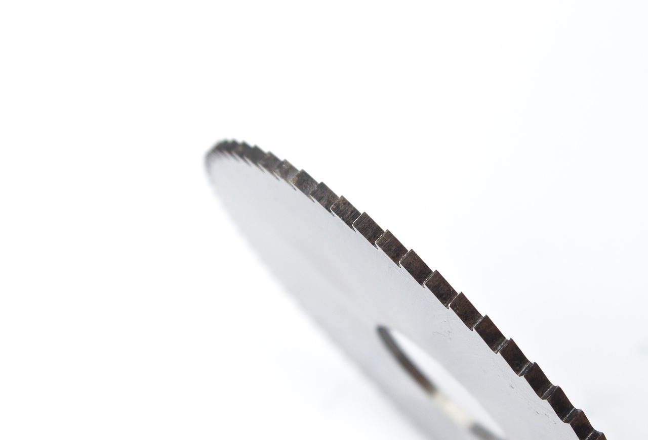 Metallic saw blade teeth Metallic saw blade teeth