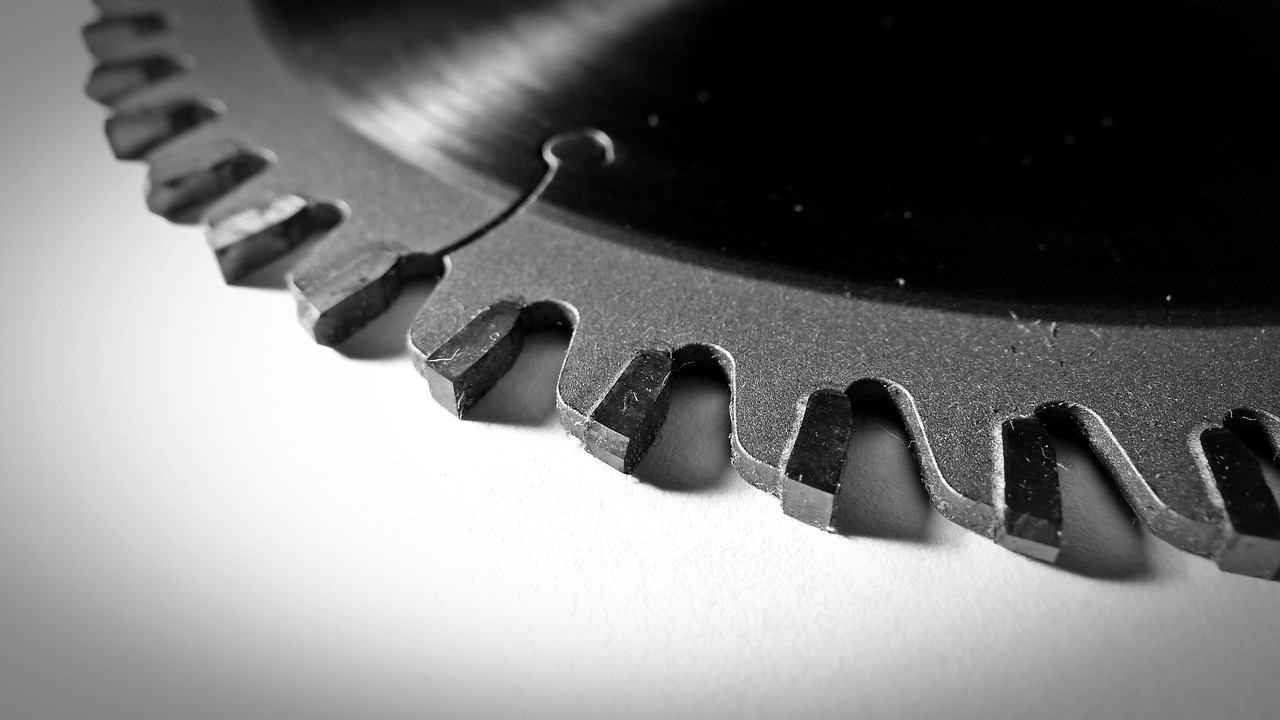 Metal saw blade teeth